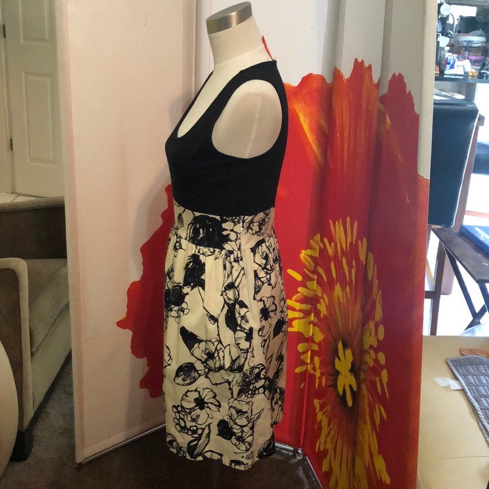 Simple Dress - Picture 2 of 4